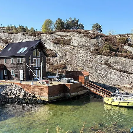 6 Person In Urangsvag-by Traum