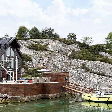 6 Person In Urangsvag-by Traum