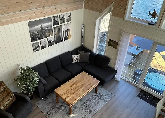 6 Person In Urangsvag-by Traum